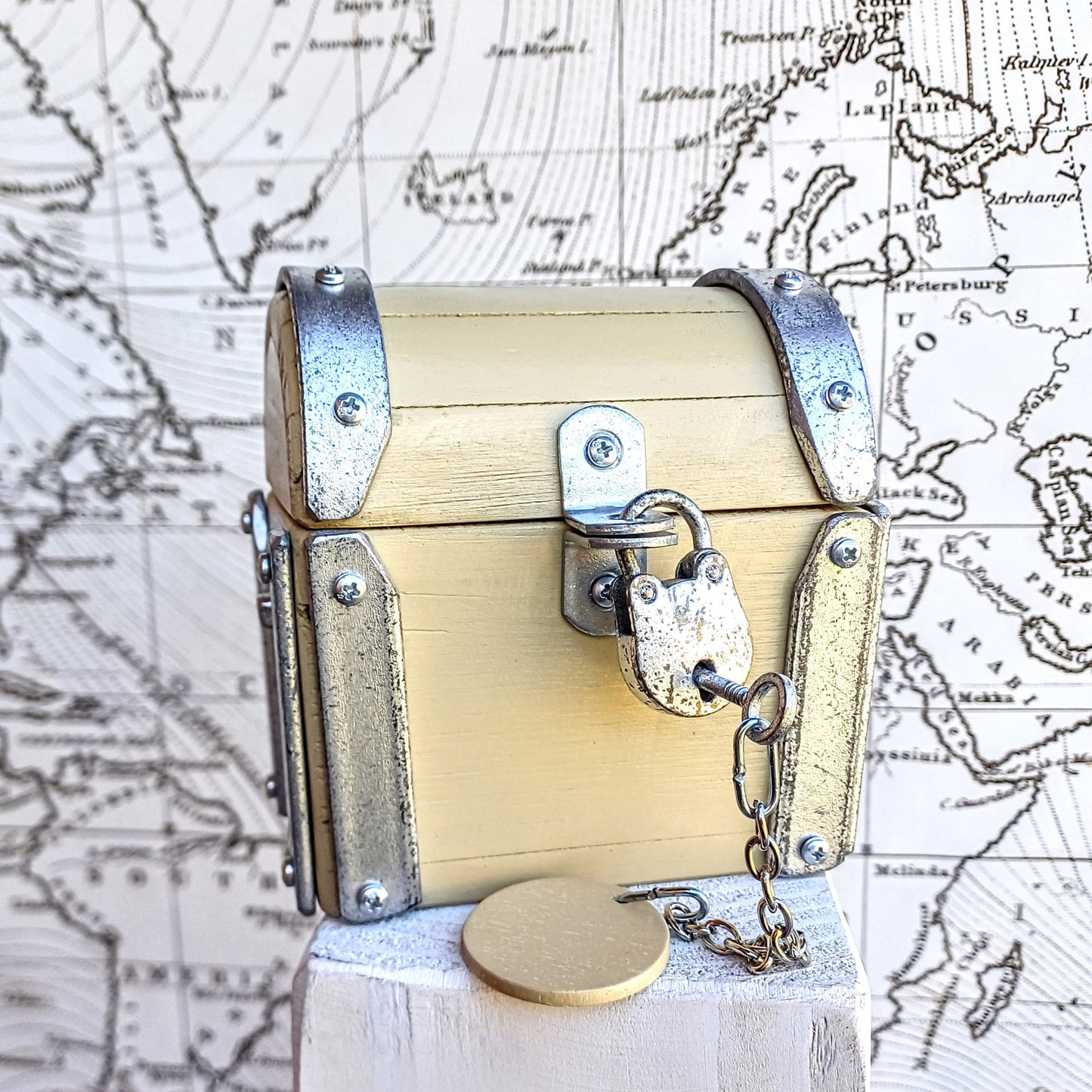 Treasure chest with padlock and key " Gold ivory "