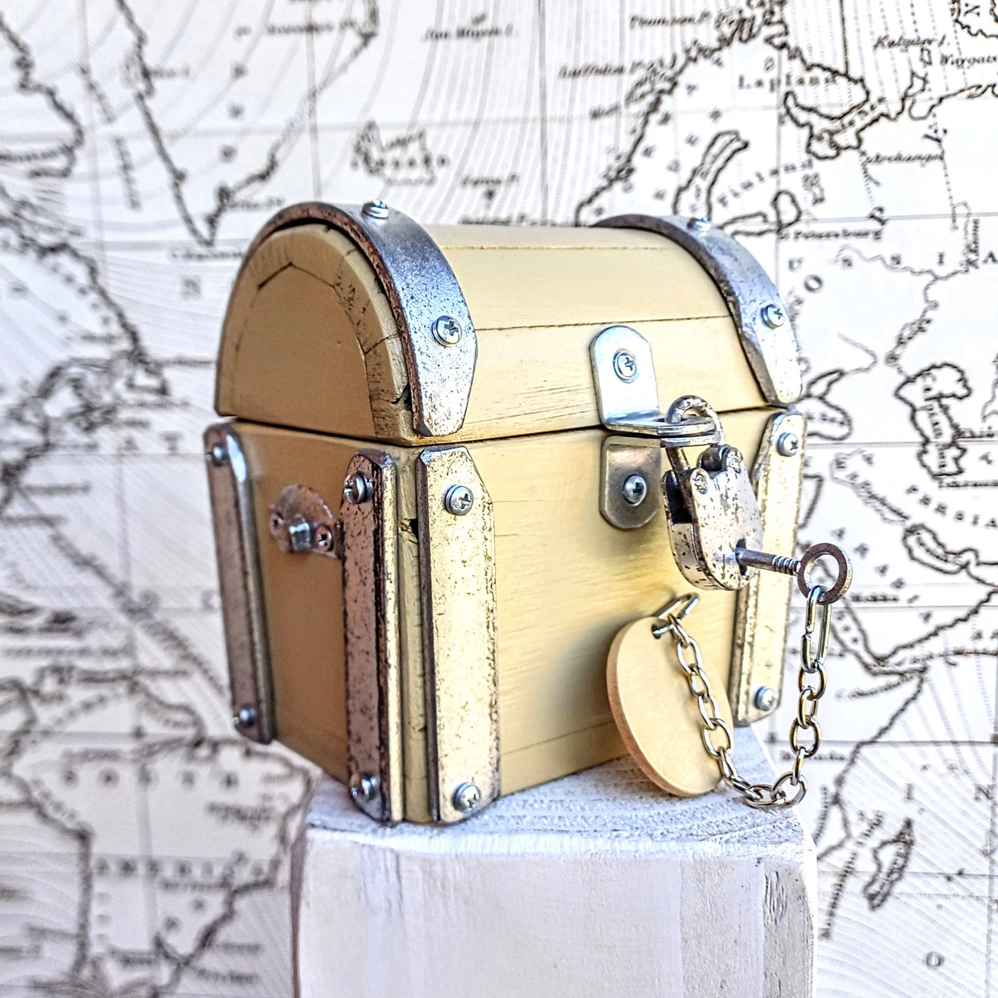 Treasure chest with padlock and key " Gold ivory "