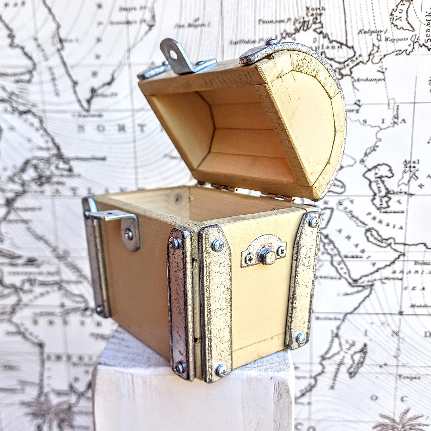 Treasure chest with padlock and key " Gold ivory "