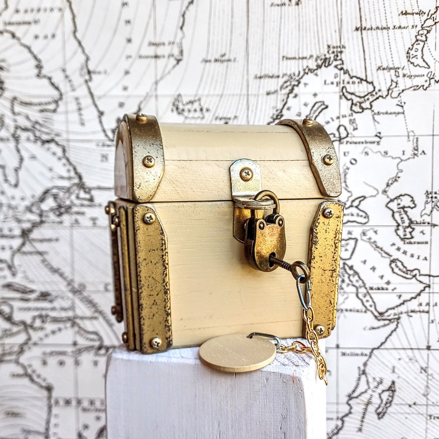 Treasure chest with padlock and key " Gold ivory "