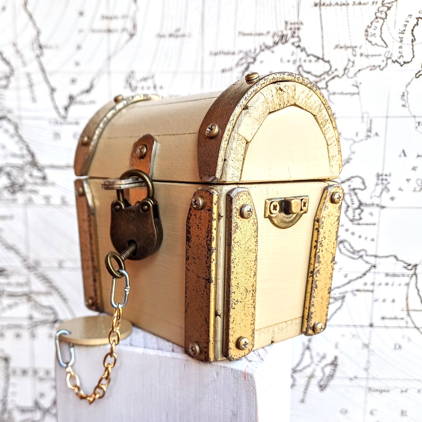 Treasure chest with padlock and key " Gold ivory "