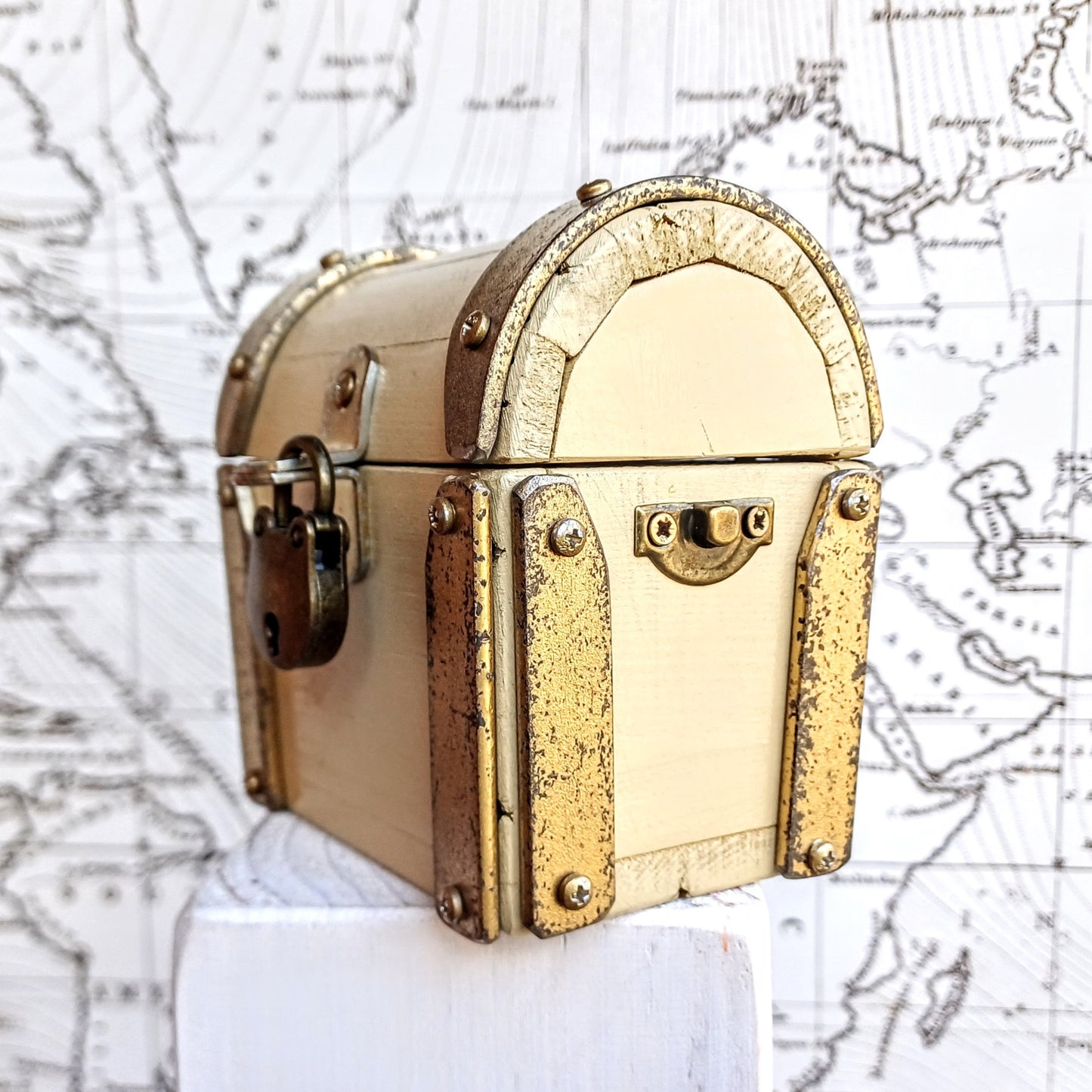 Treasure chest with padlock and key " Gold ivory "