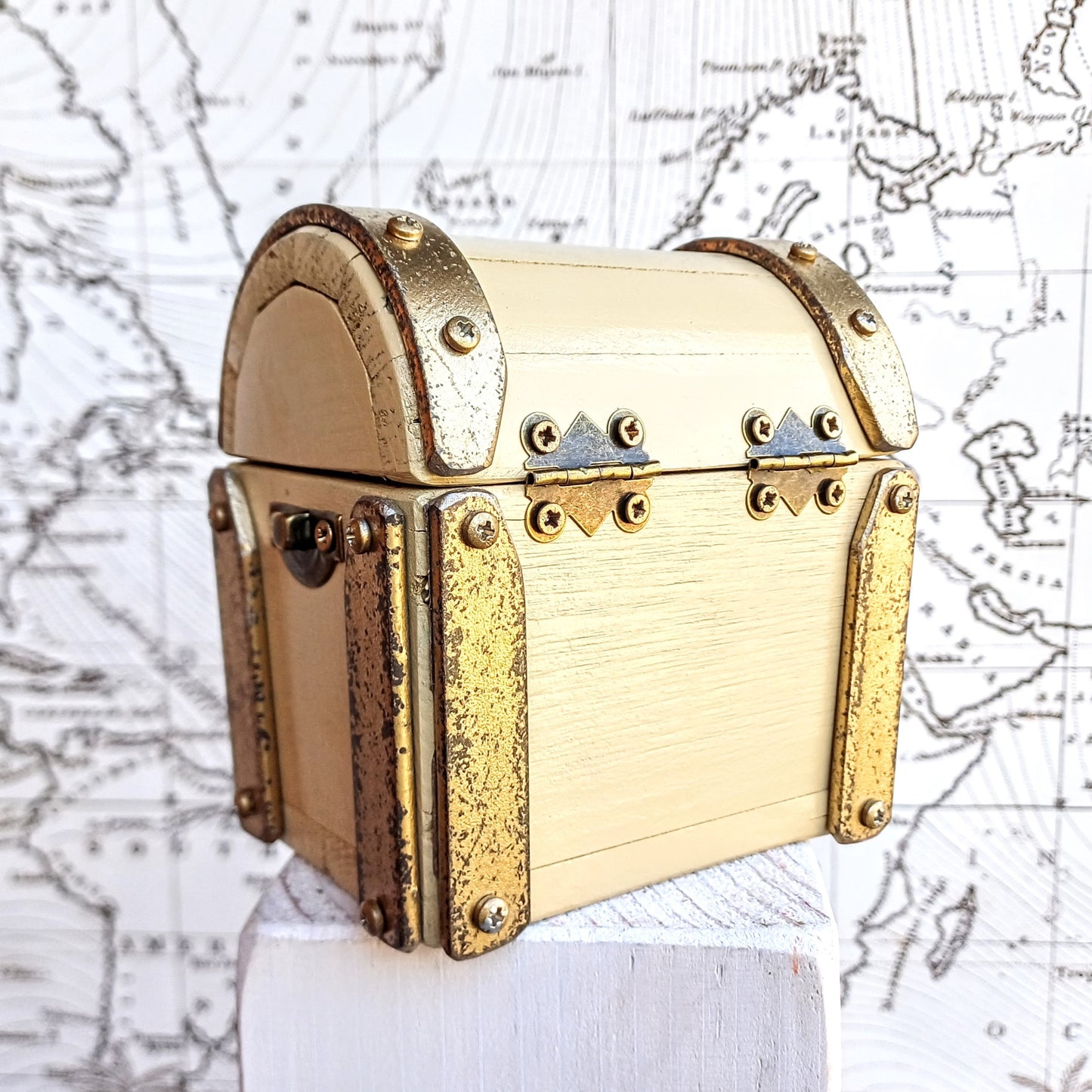 Treasure chest with padlock and key " Gold ivory "