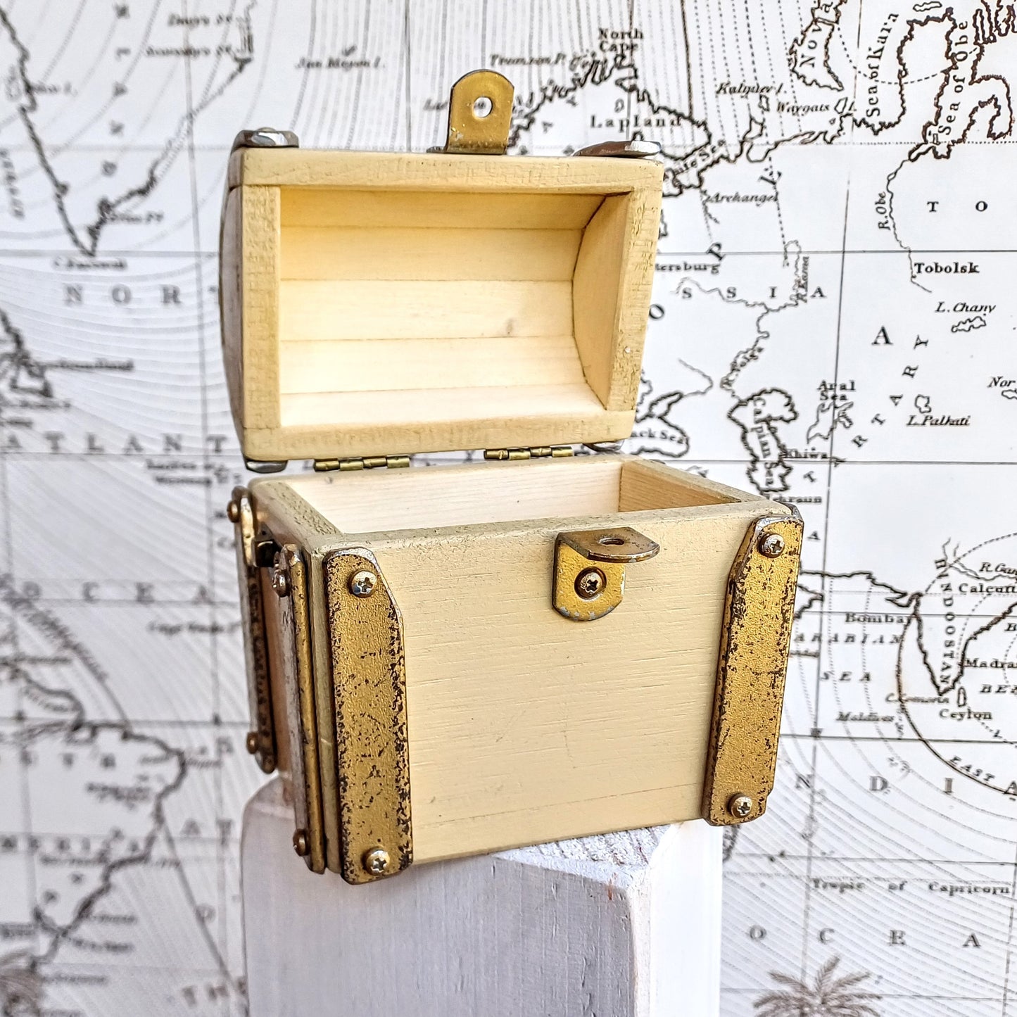Treasure chest with padlock and key " Gold ivory "
