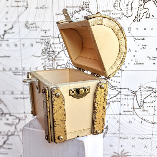 Treasure chest with padlock and key " Gold ivory "